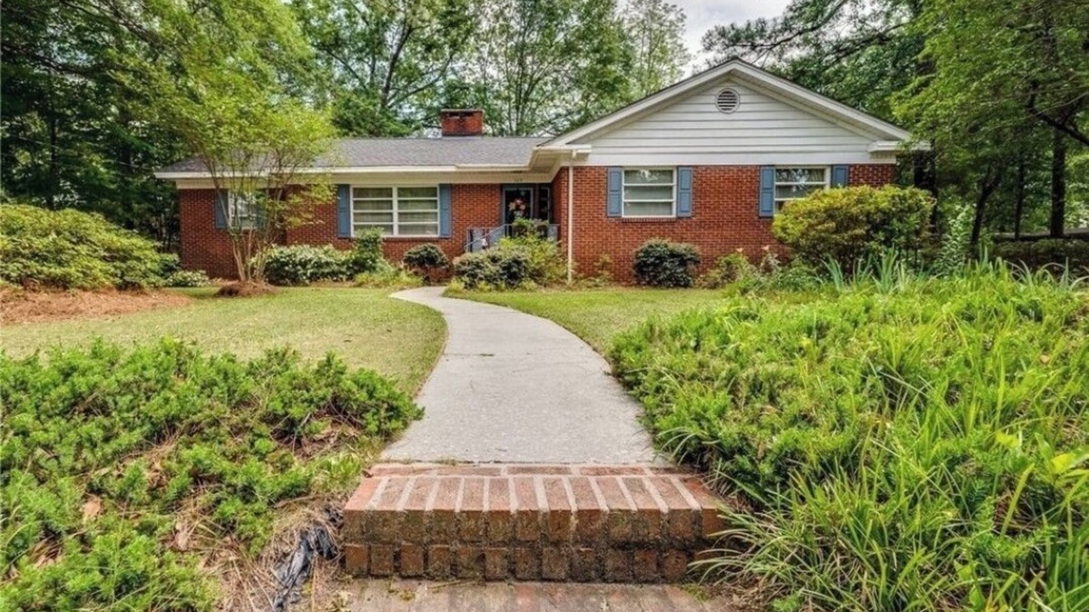 Lumberton House | Large charming 4 bedroom, 3 bath on quiet wooded lot with lots of space for all!