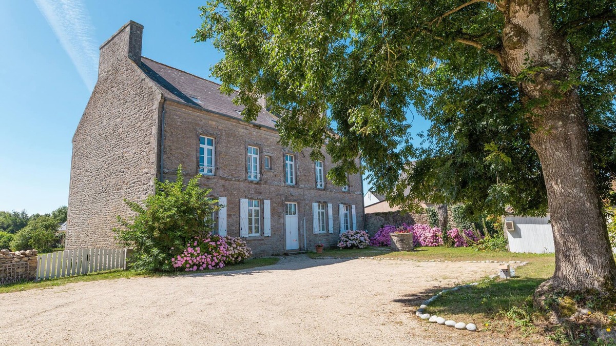 Plomeur House | Large & Charming house/5 mins from beach/6 Bedrooms