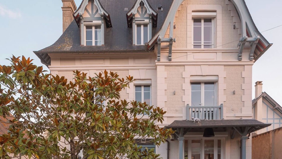 Deauville City Centre Villa | Large Chic & Stylish Villa. Superb garden