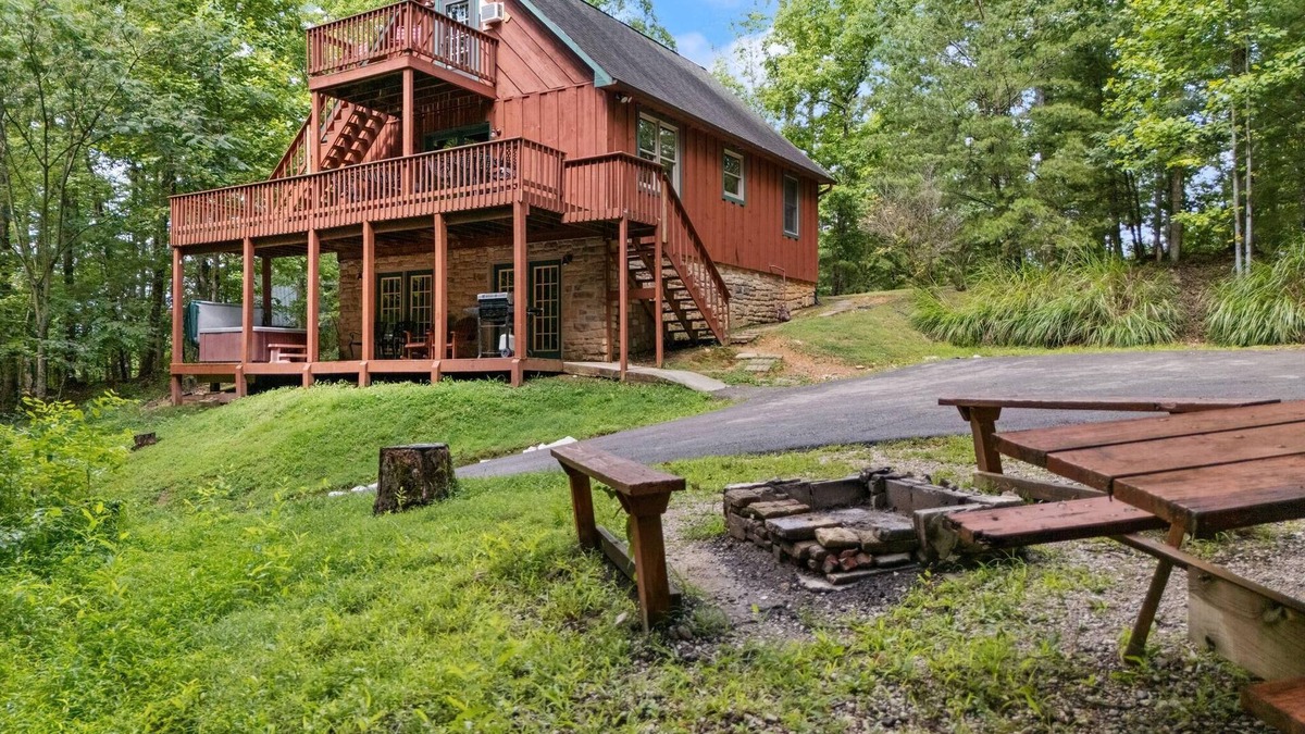 Zoe Cabin | Large Cliffview Resort Vacation Cabin. Private Fishing Pond, Pool Table, Hot Tub