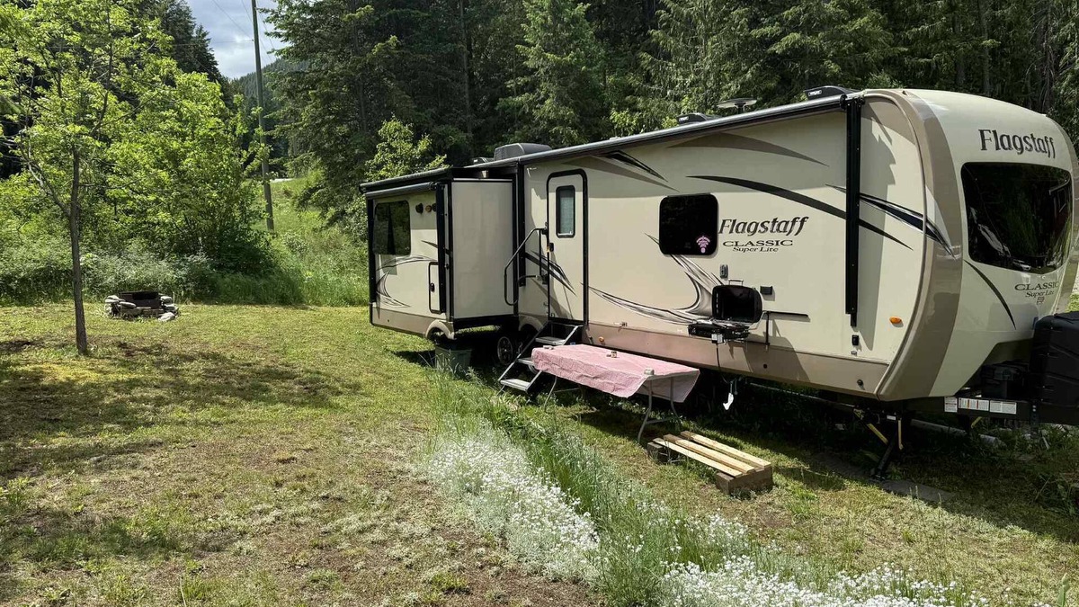 Meadow Creek House | Large + comfortable 2018 Trailer near Kootenay Lake