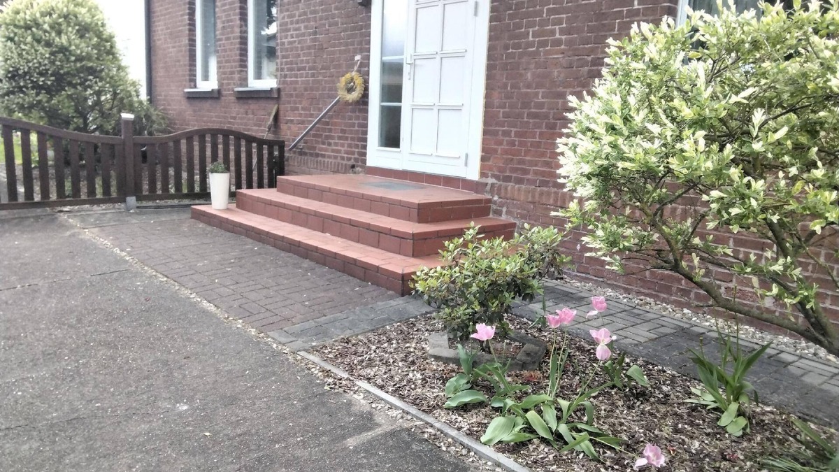 Grutz House | Large, comfortable holiday apartment with a terrace and a garden amidst greenery and with plenty of space for your pet