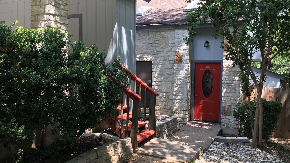 Elmhurst Heights Condo | Large Condo near downtown