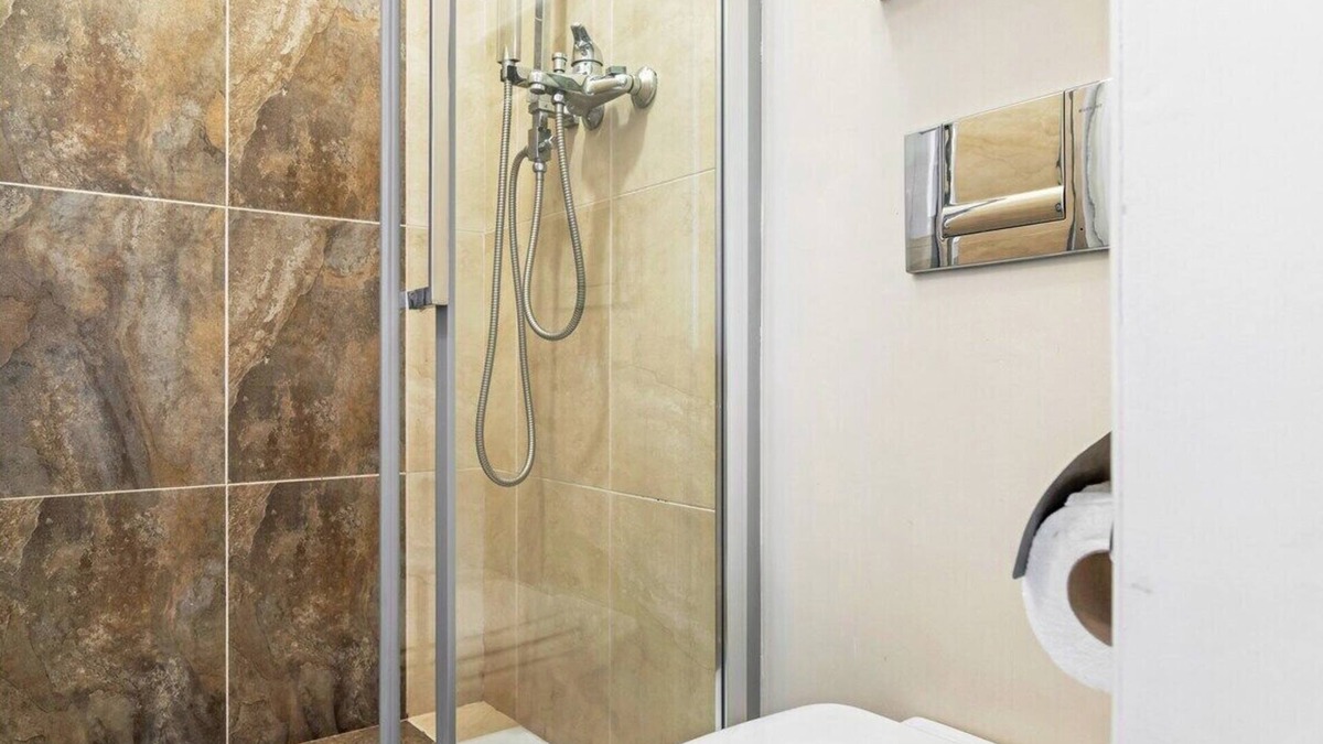 Amadora Apartment | Large Contemporary Apartment with Three-Bedroom