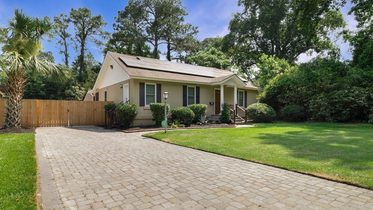 Abercorn Heights - Lamara Heights House | Large Corner Lot Bungalow w/Incredible Outdoor Space by Lucky Savannah