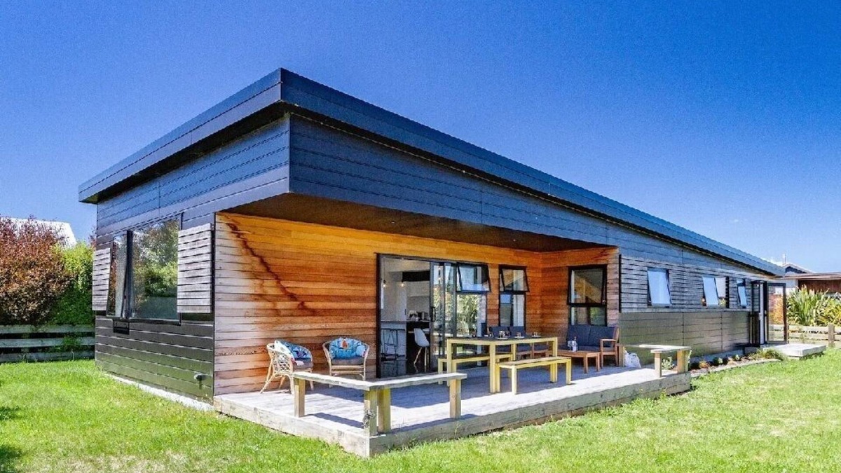 Ohakune House | Large & cosy mid century modern Mountain luxury