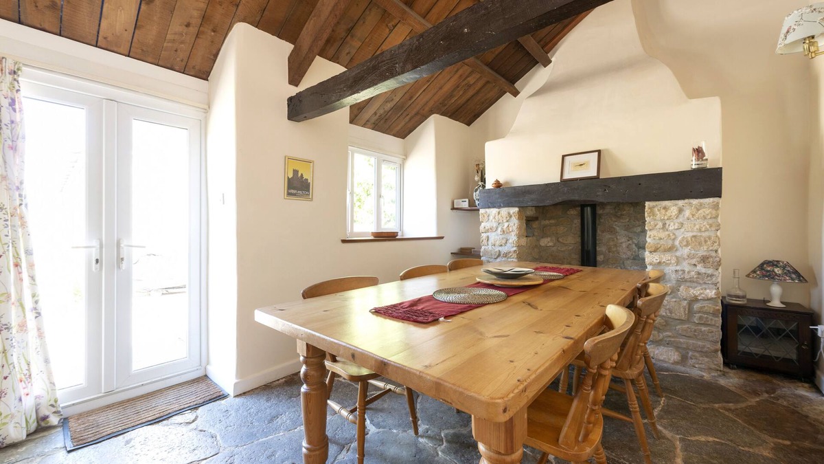 West Milton Cottage | Large, cosy Self Catering Cottage Set In Beautiful Countryside. Pet friendly