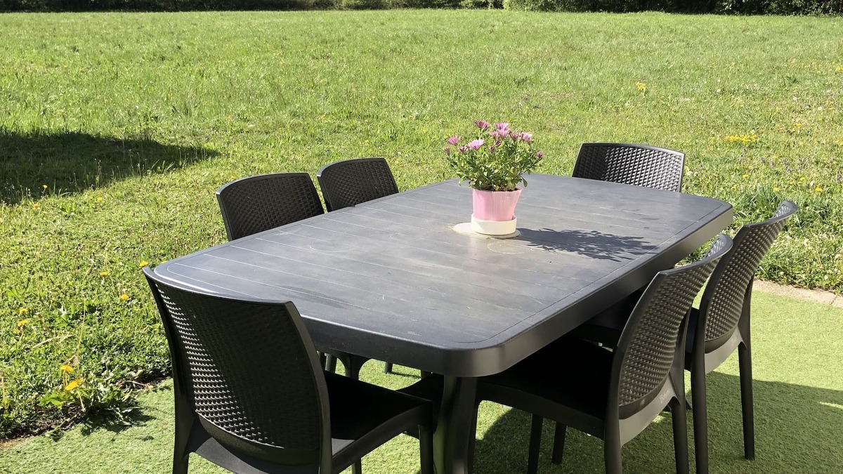 Samoens Apartment | Large, cosy studio with indoor and outdoor pool and bicycles 10 minutes' walk from the village