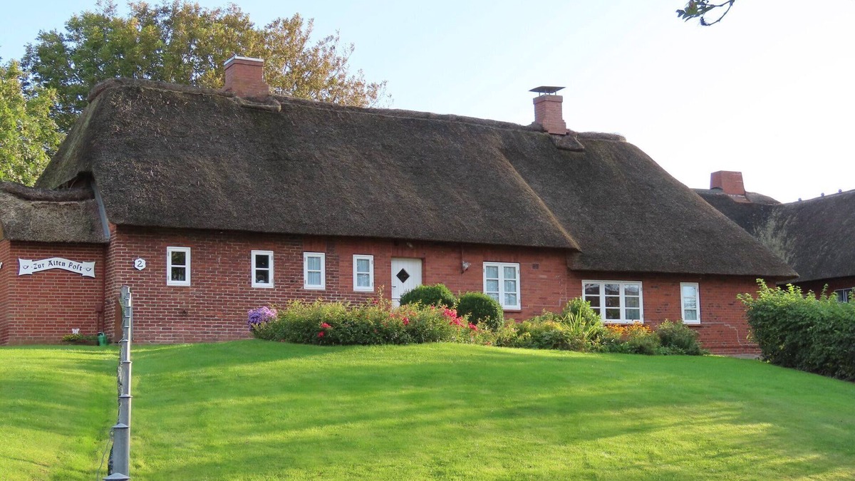 Fedderswarf Apartment | Large courtyard with lawn, garden shed and terrace, WLAN