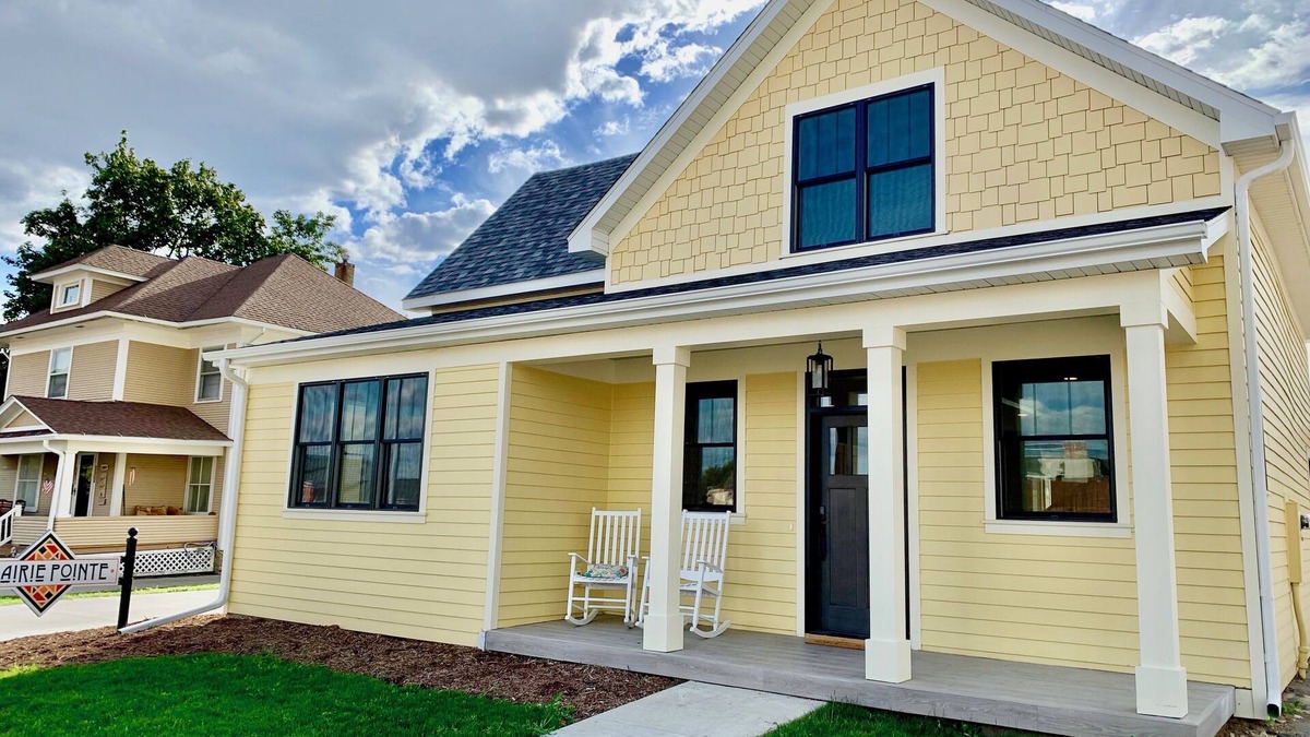 Pella House | Large Cozy Home in Heart of downtown Pella