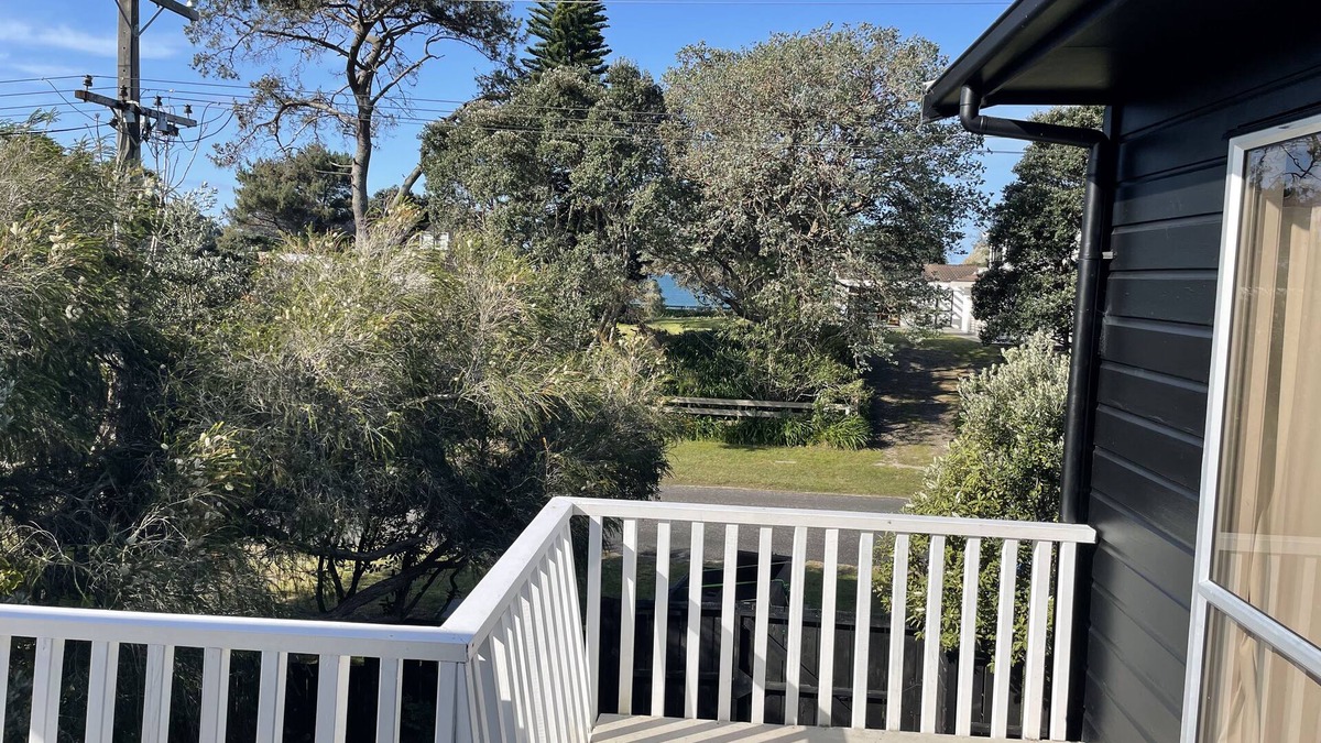 Whangapoua House | Large Cozy Kiwi Bach - 1 minute walk to one of New Zealand’s best beaches