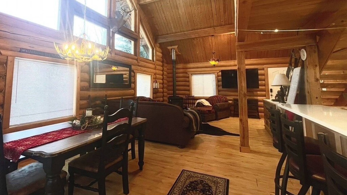 Athol Cabin | Large, Cozy, log home!