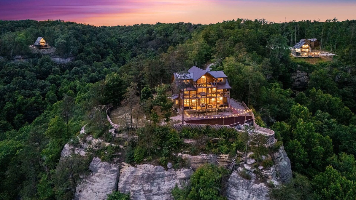 Frenchburg Cabin | Large cozy updated lodge sitting on top of Daniel Boone National Forest.!