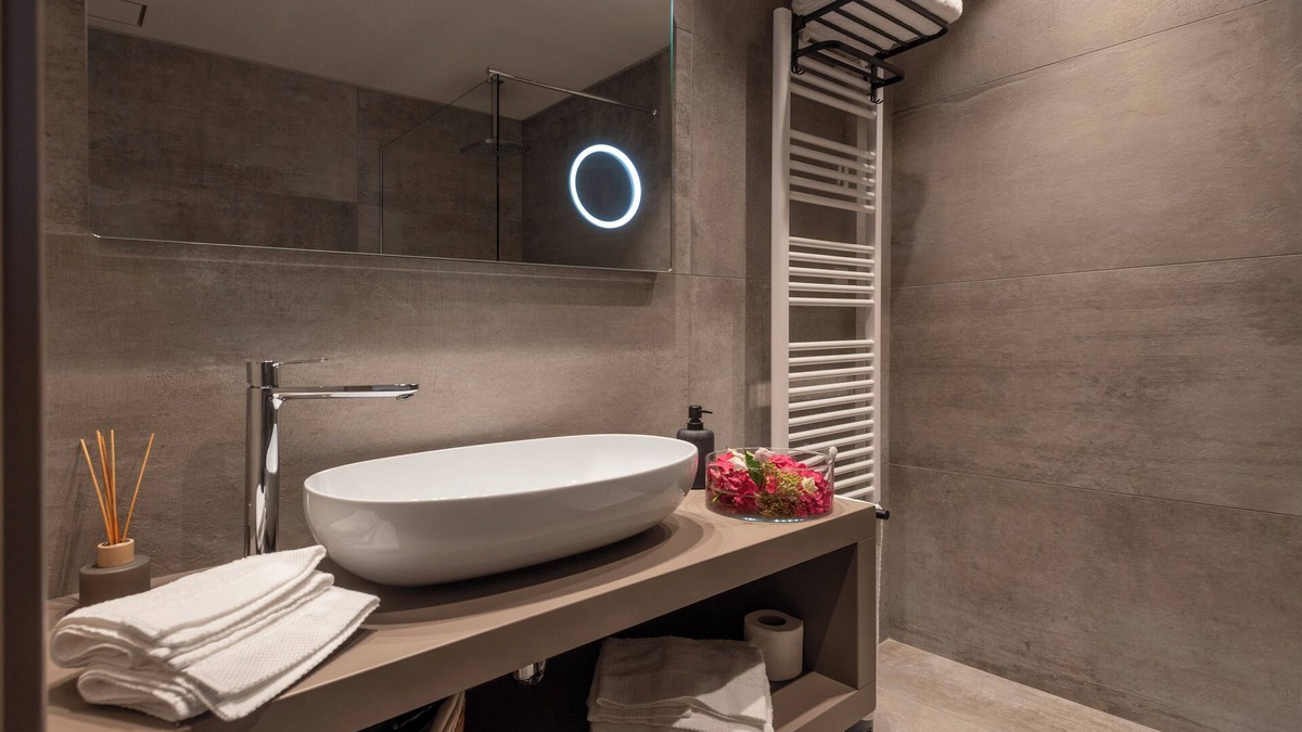 Castagnito Bed & Breakfast | Large Deluxe Suite 101 with terrace - Relais PQlin & Winery.