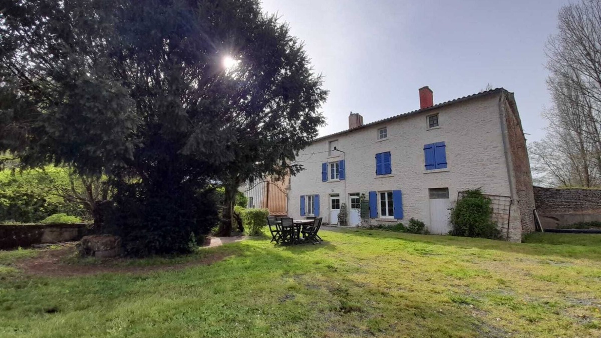 La Mothe-Saint-Heray House | Large detached house with 16th-century mill