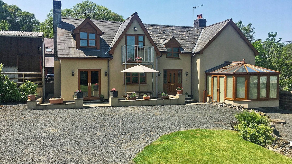 Llangammarch Wells Cottage | Large detached property with an enclosed garden, perfect for children and pets to enjoy.