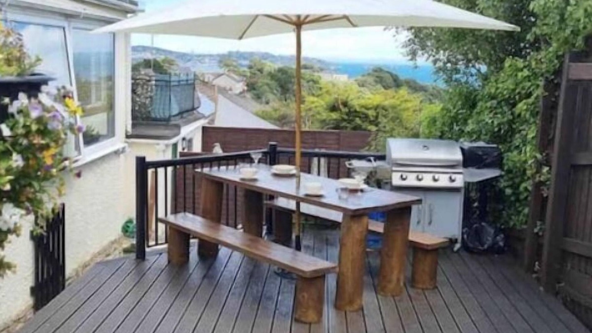 Paignton House | Large detached 3 bed bungalow. Great sea views. Hot tub with private gardens.