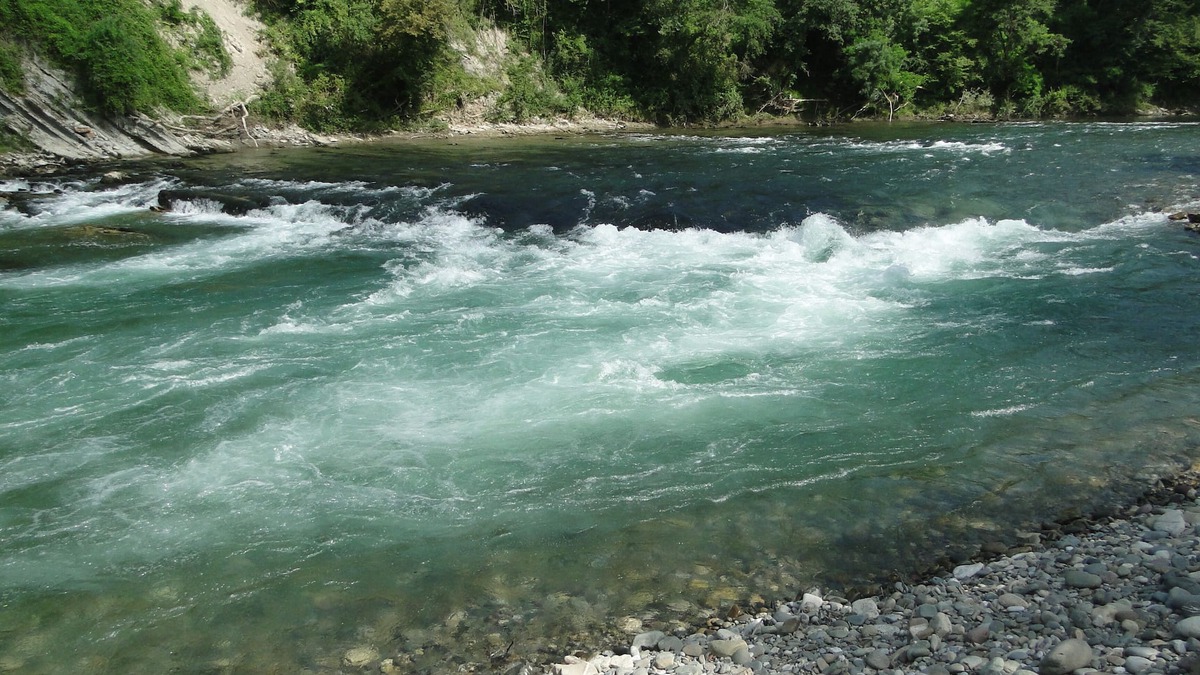 Barraute-Camu House | Large detached house on river bank with beach. Swimming pool.