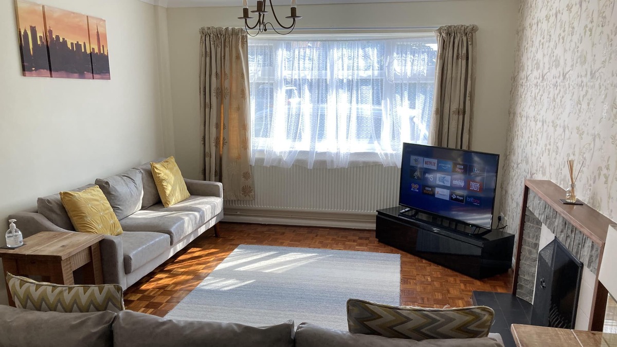 Ashford House | Large detached house with parking near Heathrow
