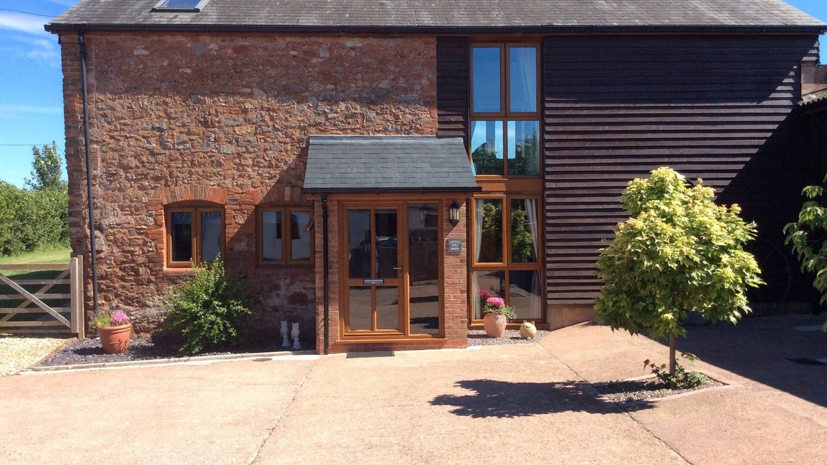 Cornwall House | Large Detached "upside Down" Barn, dog friendly with 1 acre enclosed paddock.