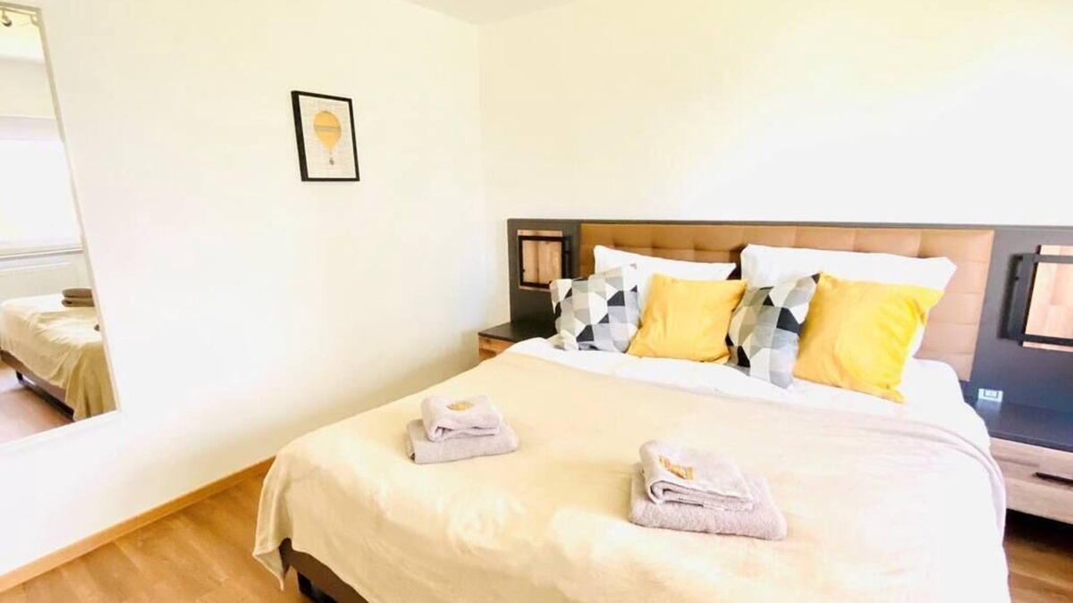 Lechhausen-Ost Apartment | ☆Large Double Apartment ☆ 3BR | Parking |10 Guests