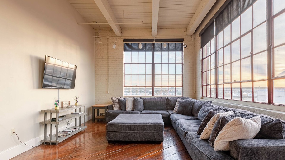 Central Business District Condo | Large Downtown Condo with Magnificent City Views and Secure Onsite Parking
