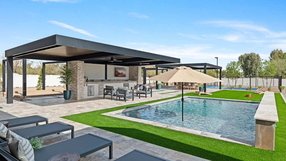 Surprise House | Large entertainment 4-bedroom home in Surprise - Pickleball Court, Pool, Bocce