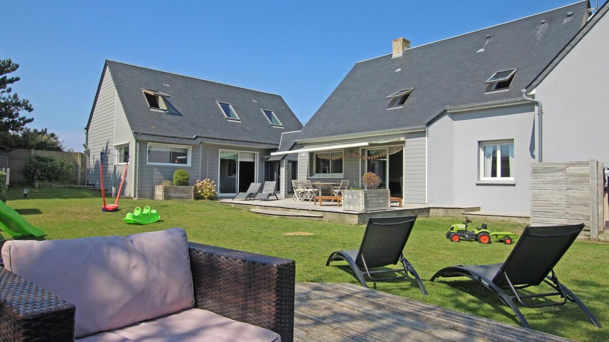 Saint-Germain-sur-Ay Cottage | Large family house near beach with garden, bikes and activities