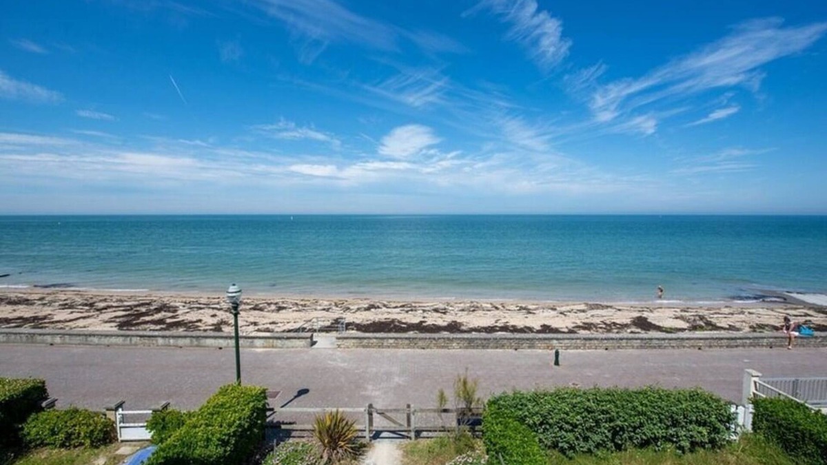 Saint-Regnobert-de-la-Cote-de-Nacre House | Large family villa directly on DDay beach