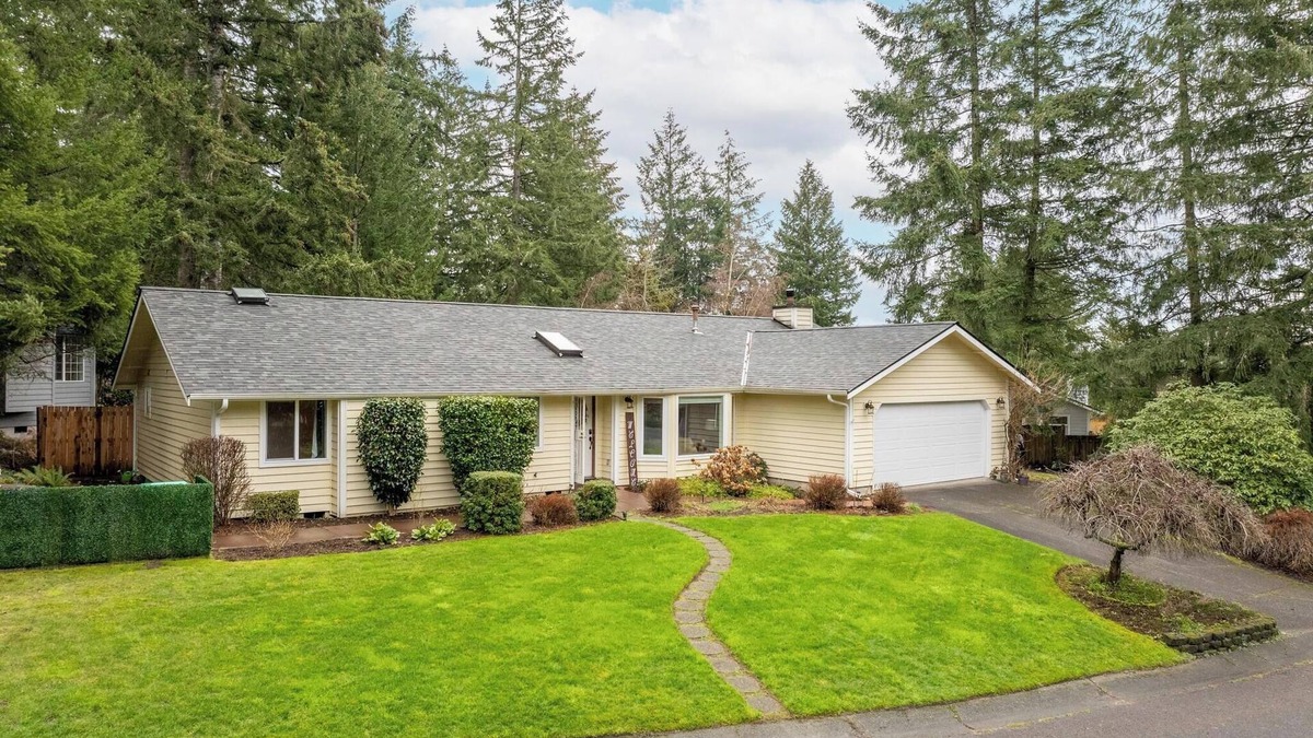 Olympia House | Large Family-Friendly Home on NW Side - Dogs OK