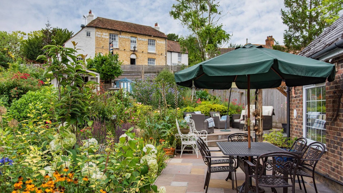 Alkham House | Large family holiday home with beautiful garden, sleeping 8 guests in the beautiful Kent countrysid