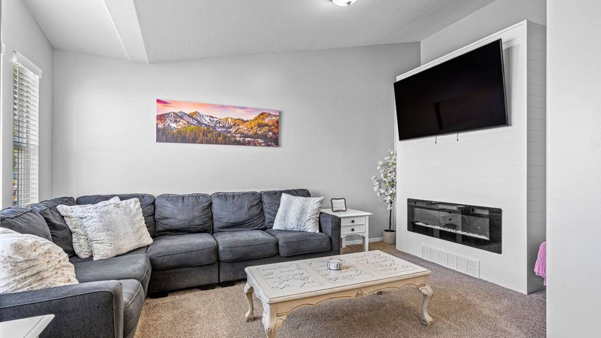 Clearfield House | Large family home close to HAFB/Lagoon water park