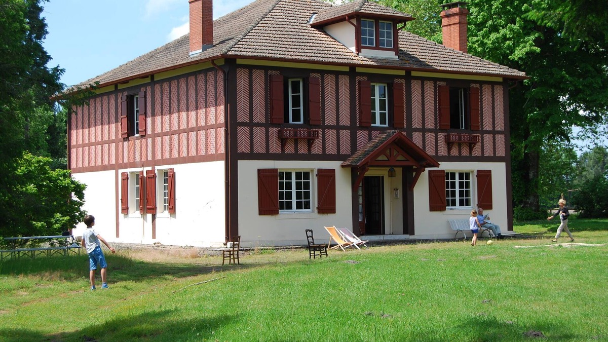 Taller House | Large family home with park, orangery, outbuilding in quiet location.