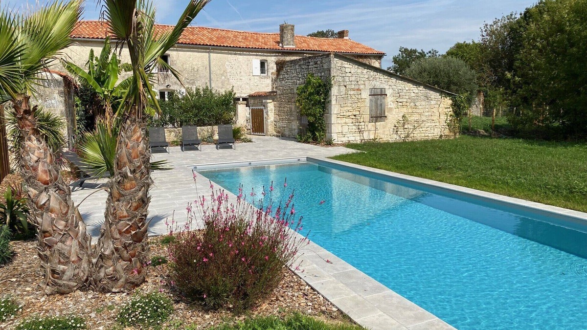 Lucon House | Large family home with swimming pool, sleeps 14 to 17, near Vendée beaches