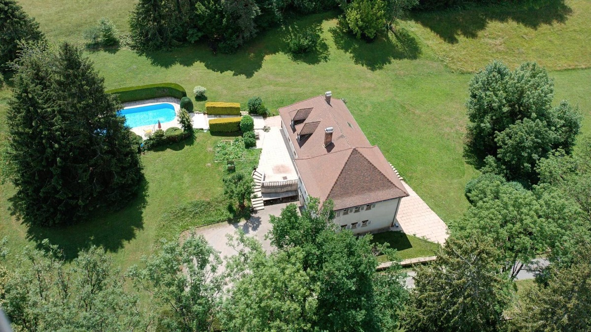 Ney House | Large family house sleeping 8/10 with swimming pool