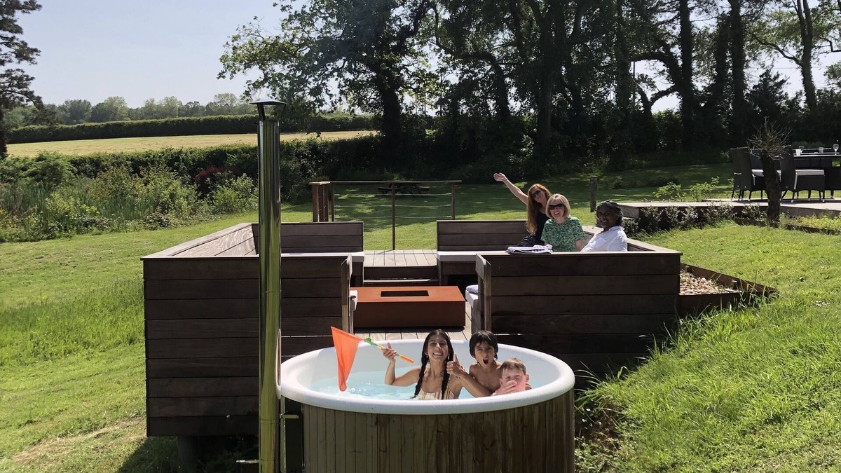 Carly House | Large family property with stunning views (Jacuzzi & fire pit)