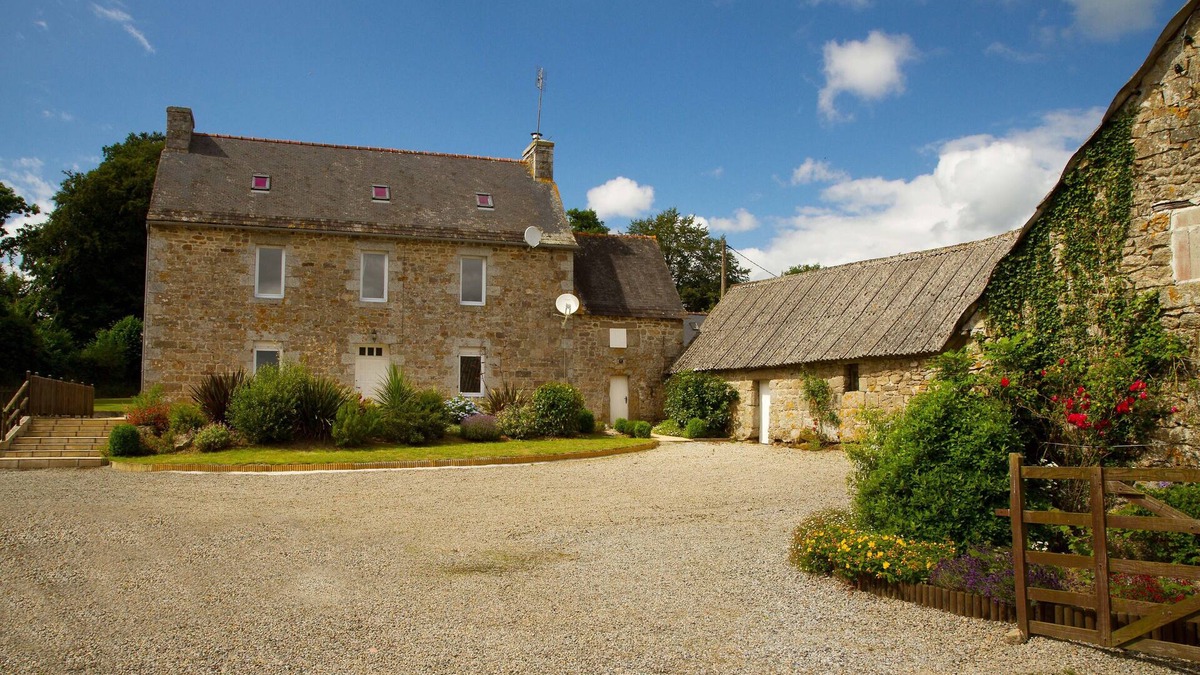 Lanrivain Other | Large farmhouse with pool & games room. PERFECT FOR FAMILIES. Central location