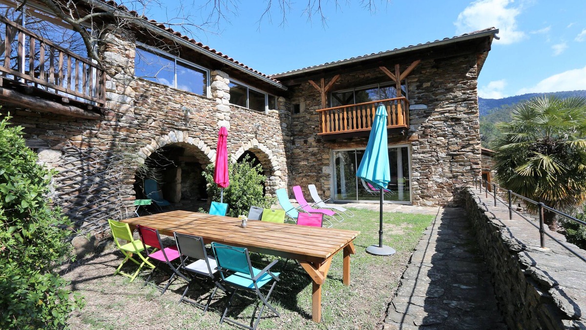 Beaumont House | Large gîte with character, nature, close to river swimming
