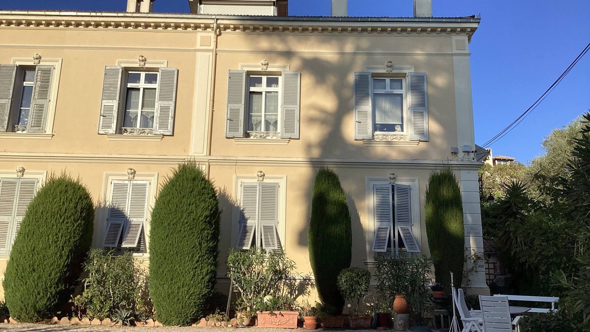 Prado - Republique Apartment | Large ground-floor apartment of a property with a garden
