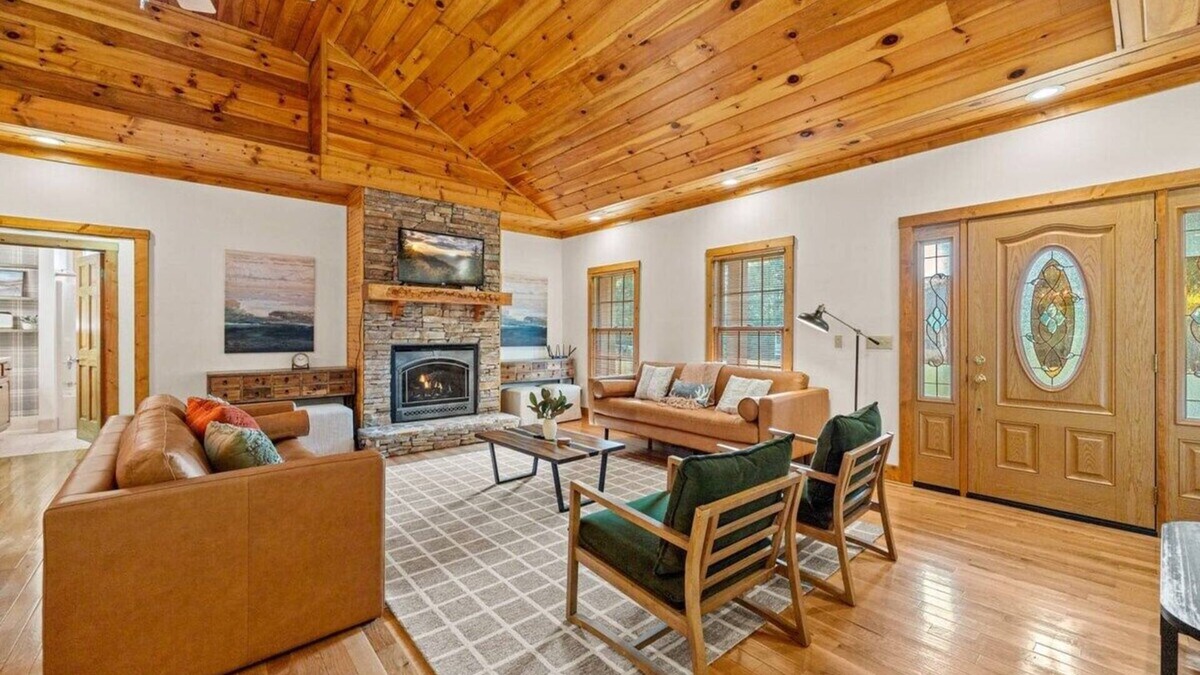 Sevierville Apartment | Large Group Fall Retreat | Hot Tub, Games, Firepit