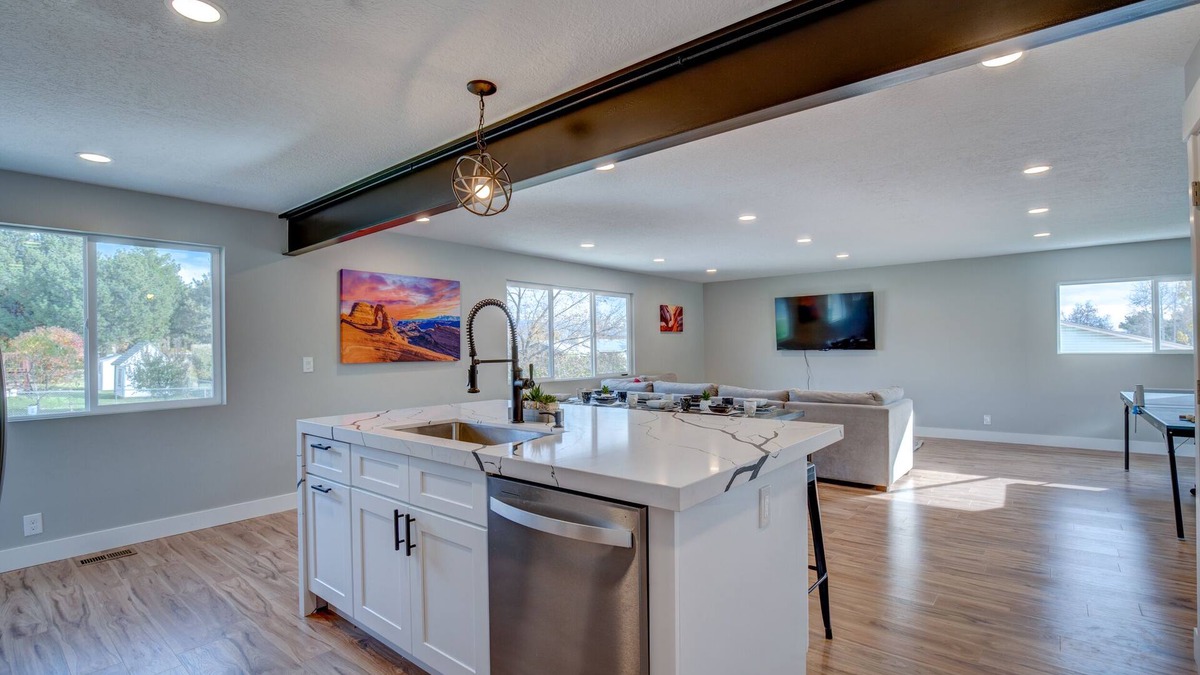 American Fork House | Large Group Getaway | Hot Tub, Games & Pickleball