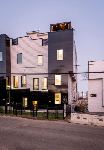 Katie Hill Neighborhood House | Large Groups - 2mi from Downtown - Sleeps 24