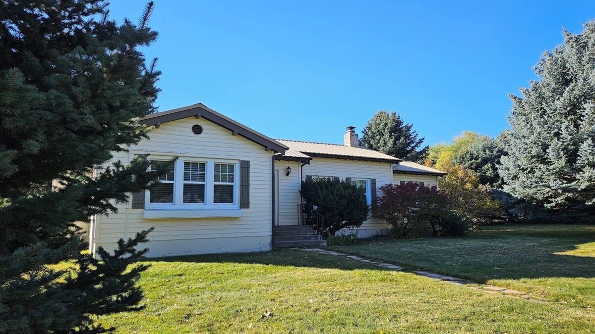 Albion Cottage | Large Groups & Families Welcome- Hot Tub, Grill and Picnic Area!