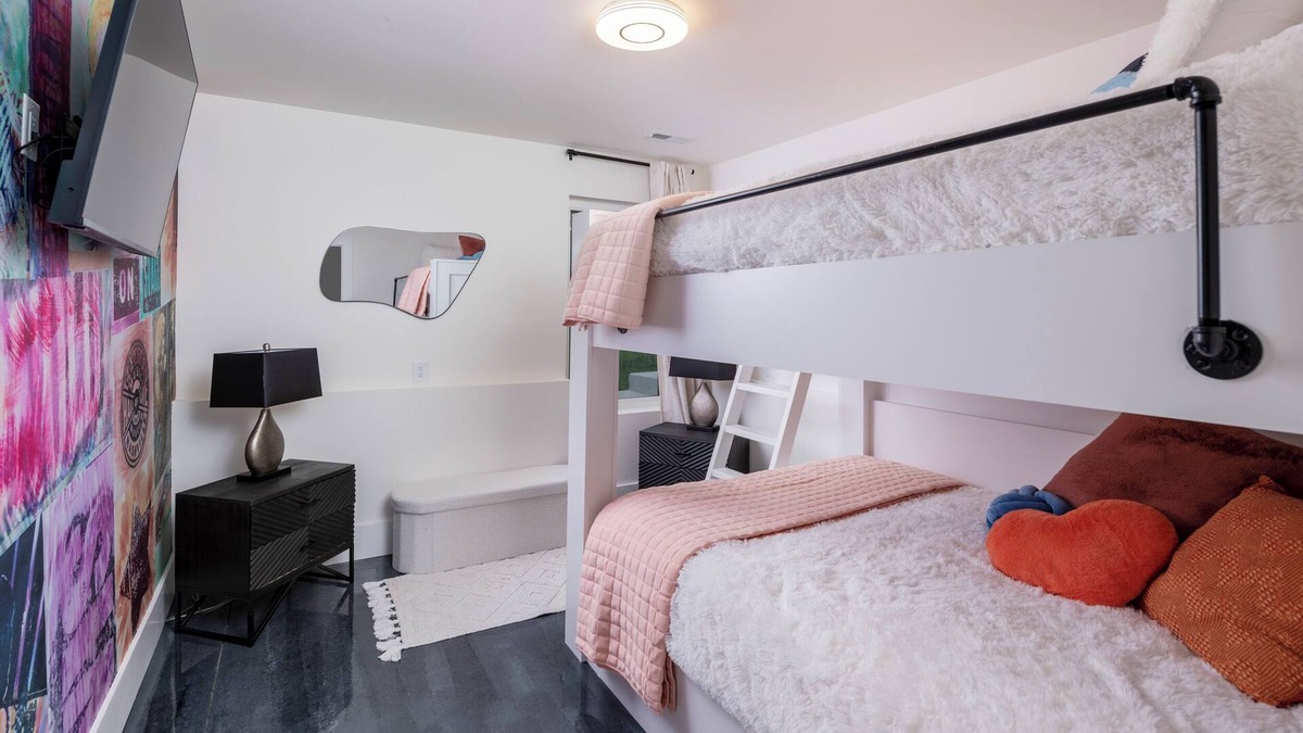 Katie Hill Neighborhood House | Large Groups - Rooftop Pools - Sleeps 24