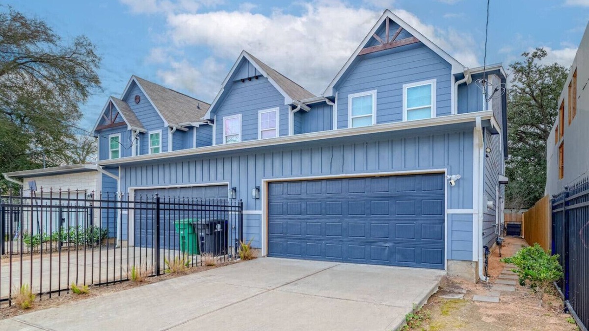 Foster Place House | Large groups stays near NRG