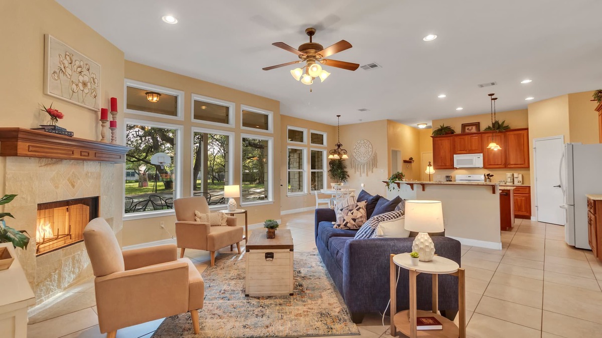 Northwood House | Large groups Welcome! 4BD 2BA Large Home near Domain & Hospitals!