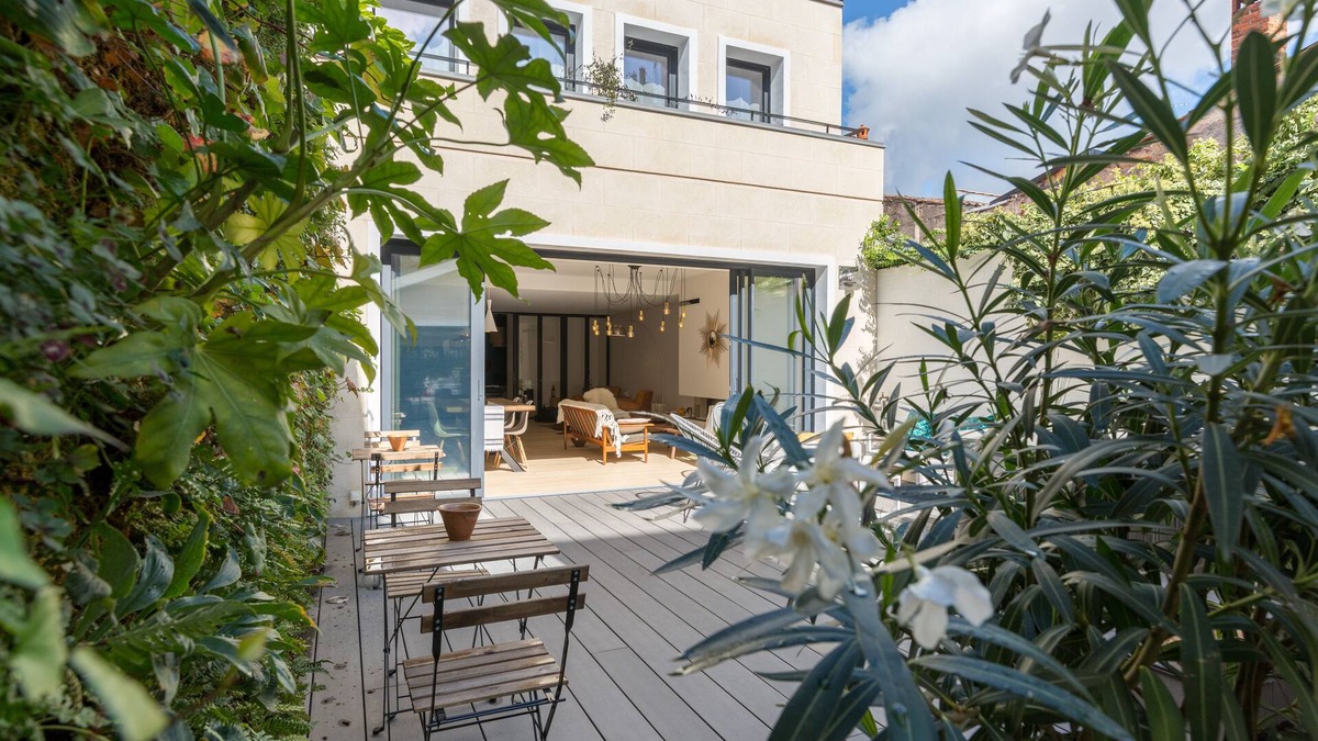 Grand Parc-Paul Doumer House | Large guest house with parking, terrace and jacuzzi in the center