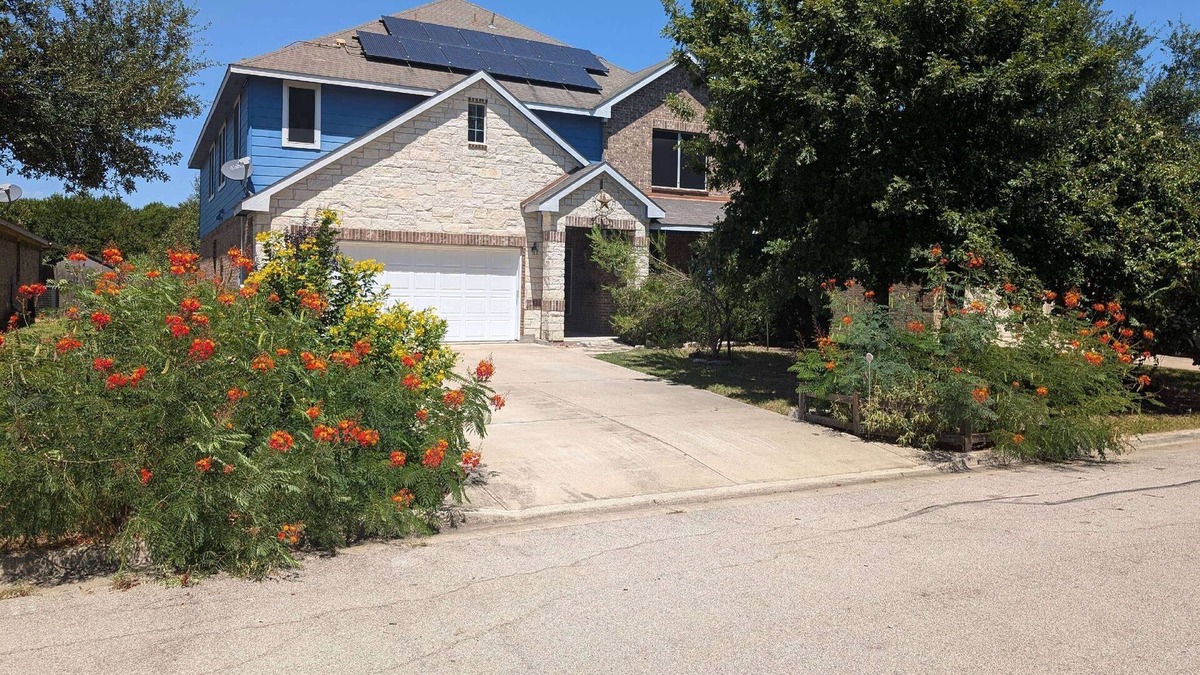 Hutto House | Large Handicap Accessible Home Sleeps 21. Game Room, Stocked Kitchen. Great for Large groups.