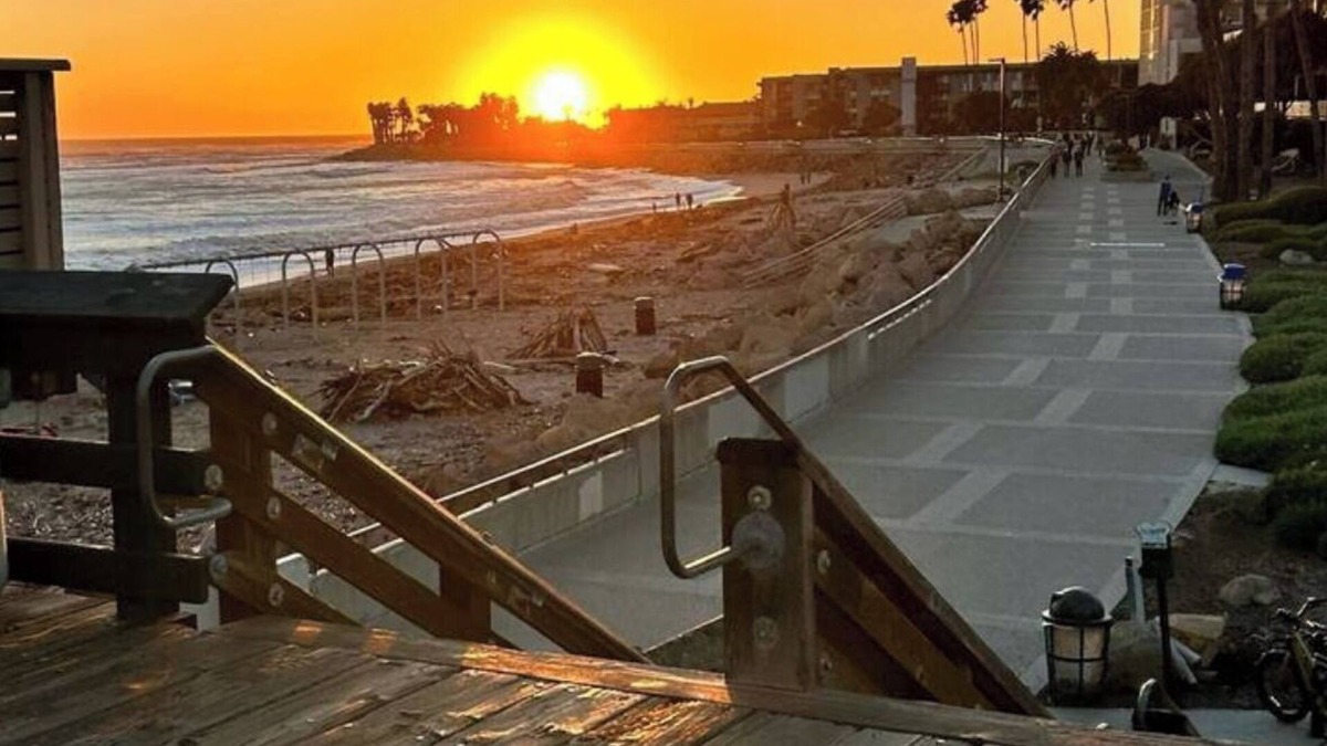 Ventura House | Large Historic Victorian Beach House - The Sudden House