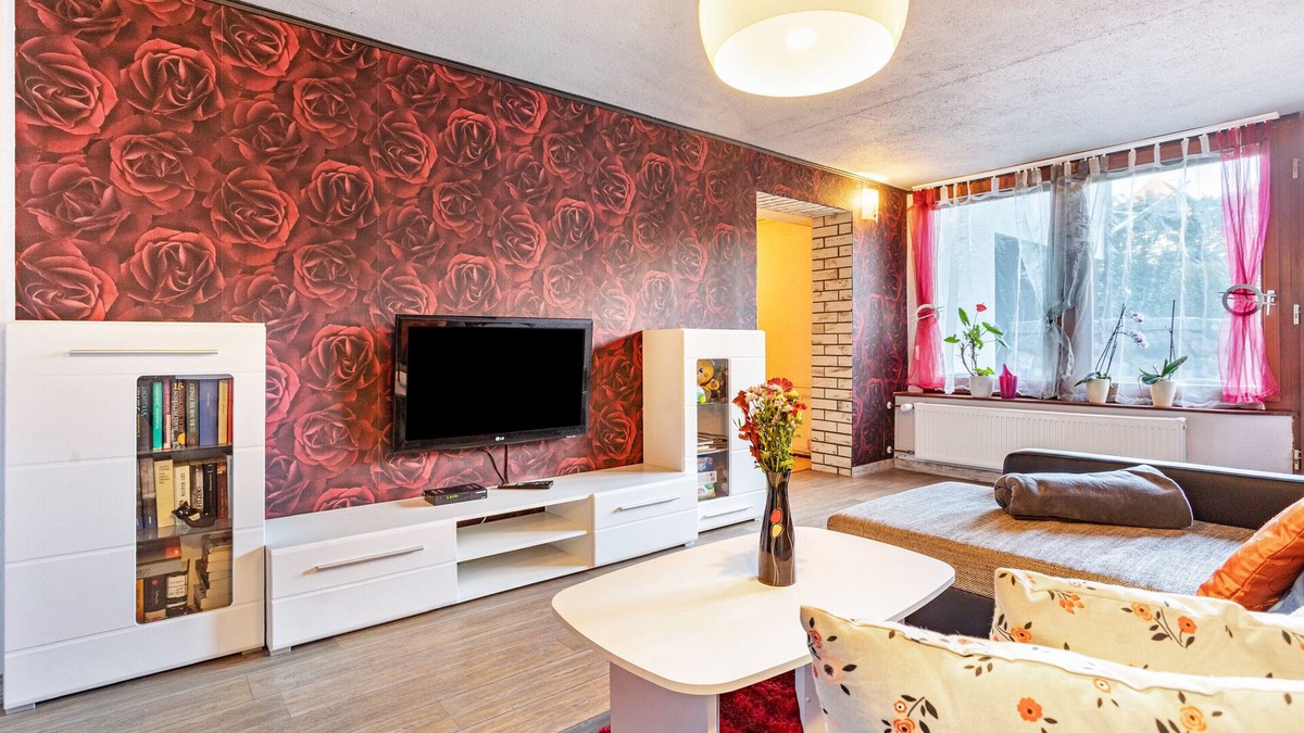 Trollenhagen Apartment | Large Holiday Apartment with Garden, Private Terrace and Wi-Fi in the Basement